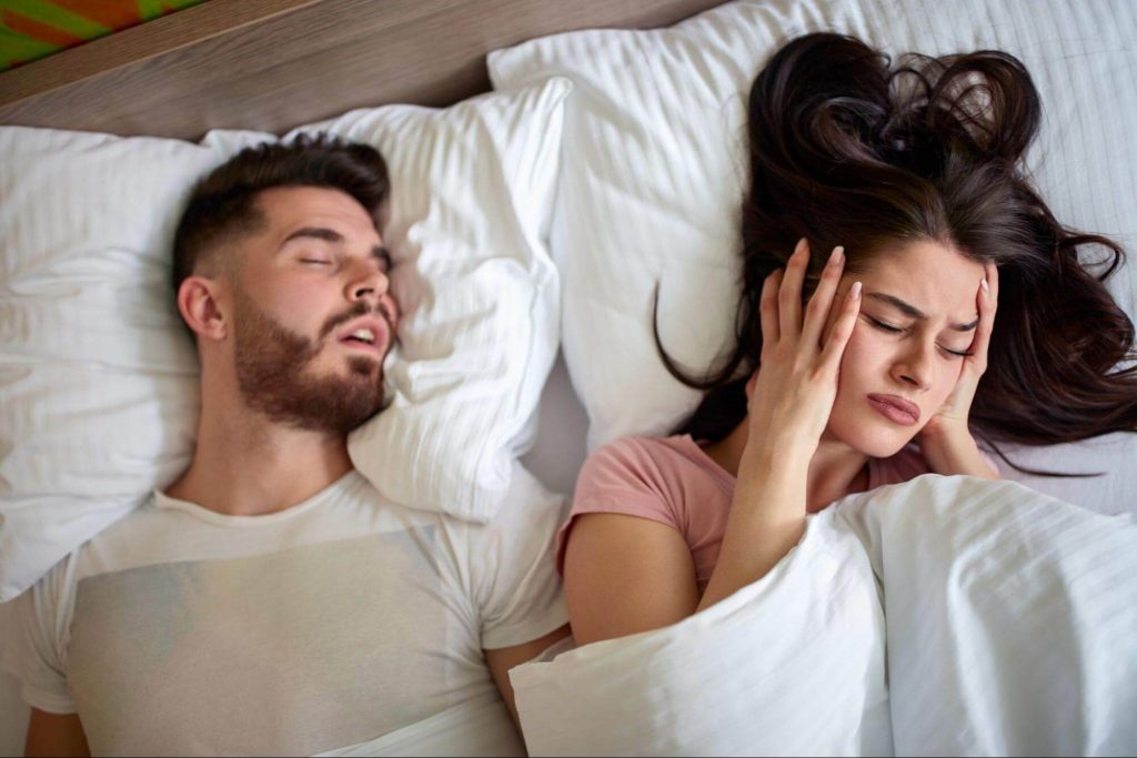 Tư thế ngủ nằm ngửa có thể gây ra hiện tượng ngáy
