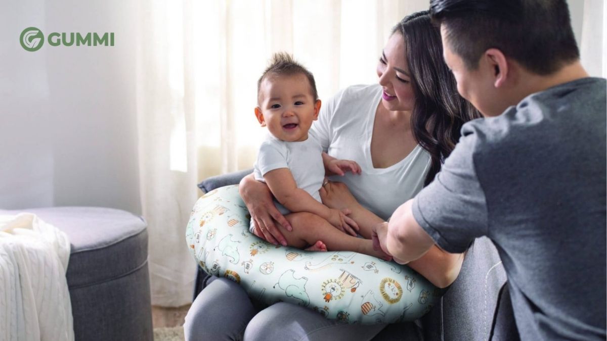 Gối cho bé bú cũng hỗ trợ bé ngồi vững vàng hơn trong giai đoạn tập đi