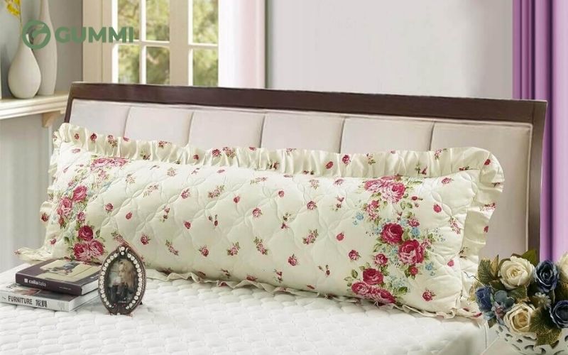 Gối dài thường được các cặp vợ chồng, cặp đôi sử dụng đảm bảo có kích thước vừa đủ cho 2 người nằm thoải mái