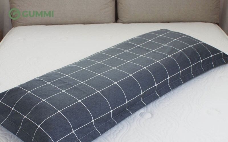 Khi chọn mua gối nên chú ý đến chất liệu ruột và vỏ gối
