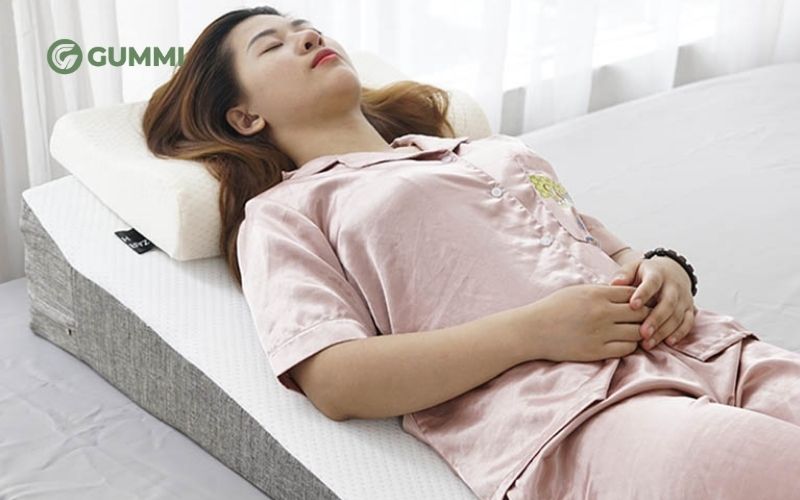 Gối nêm là loại gối cho người trào ngược dạ dày chuyên dụng