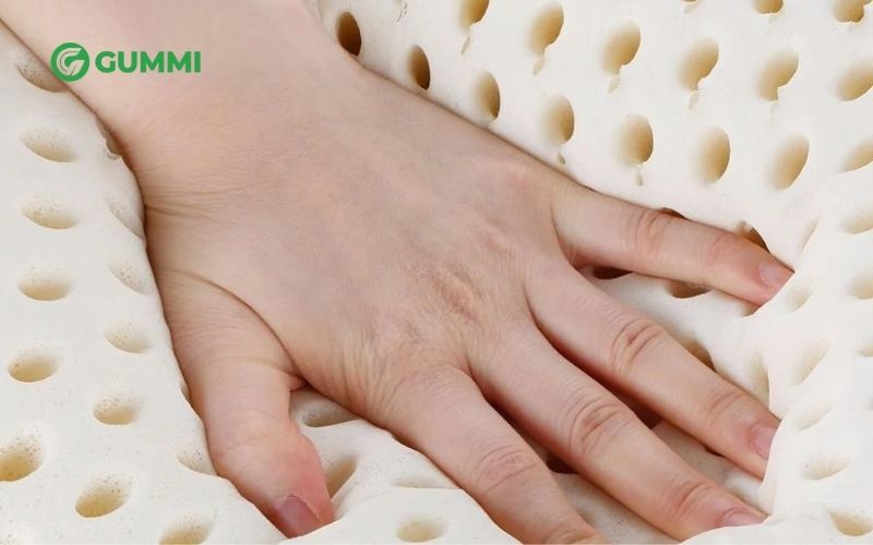 Nệm cao su non là gì? Ai nên và không nên nằm nệm cao su non? 3 Nhấn mạnh vào nệm rồi thả tay để kiểm tra nệm cao su non thật hay giả