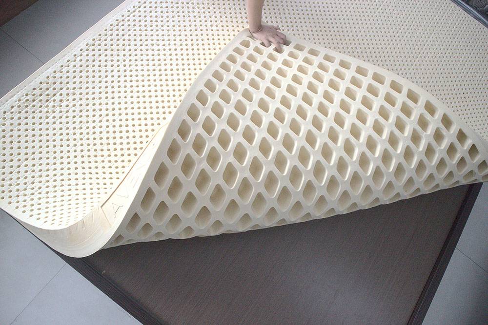 nên mua nệm cao su hay memory foam