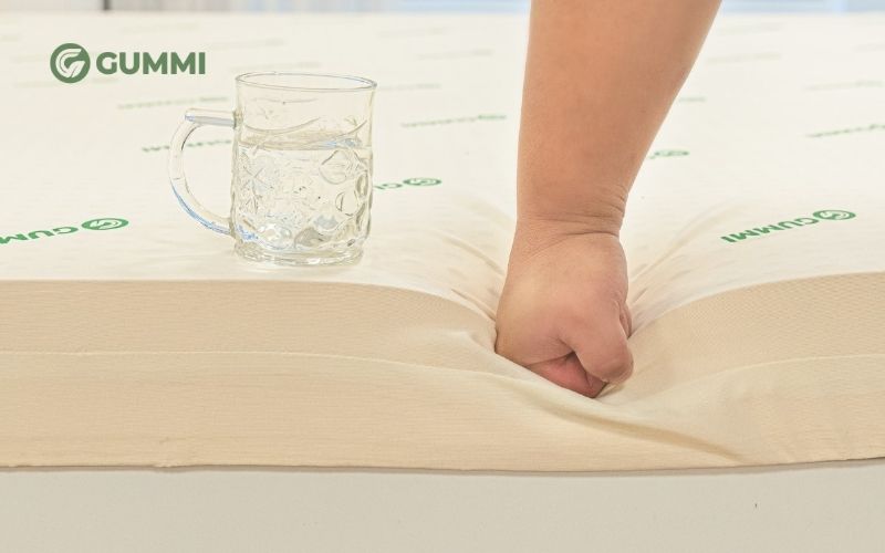 Nệm cao su non là gì? Có nên mua nệm cao su non không? 5 Nhấn mạnh vào nệm rồi thả tay để kiểm tra nệm cao su non thật hay giả