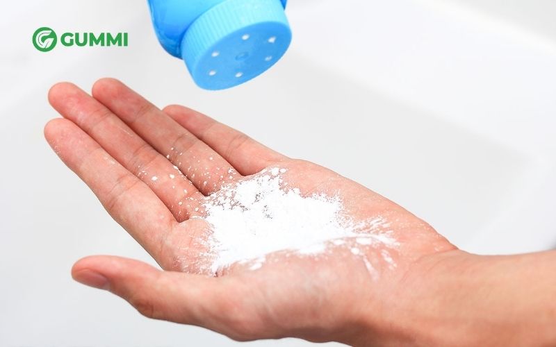 Một trong những cách xử lý nệm cao su bị mốc hiệu quả đó là sử dụng phấn rôm