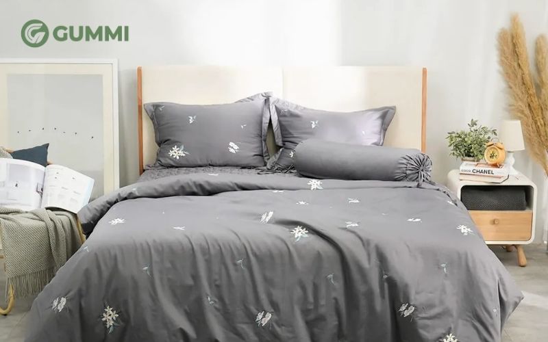 Bộ ga chun chăn chần Amando thêu cotton satin màu xám