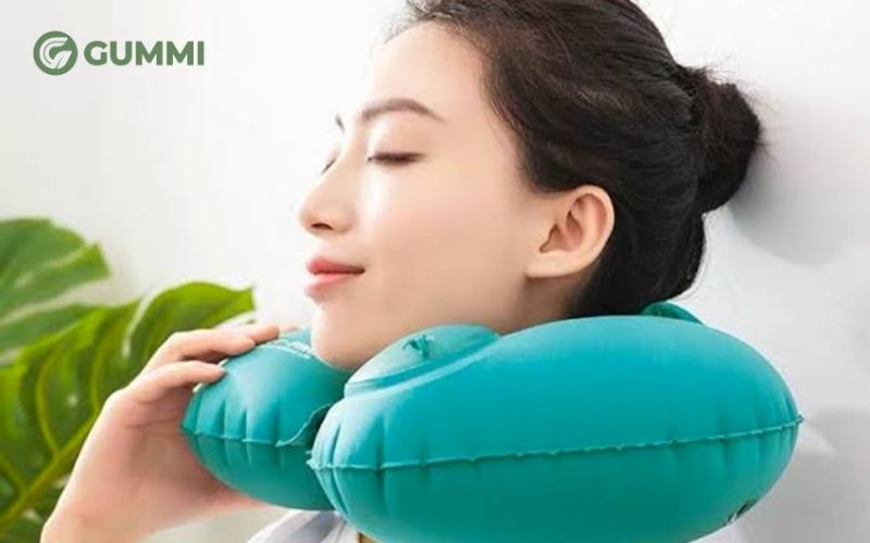 Gối đi máy bay là một vật phẩm thiết yếu trong cuộc sống hiện đại