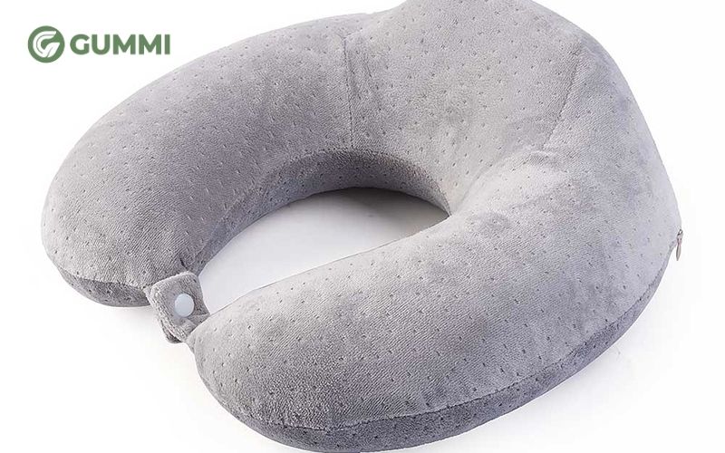 Gối được làm từ vật liệu mềm mại và thoáng khí, mang lại cảm giác dễ chịu và mát mẻ khi tiếp xúc với da