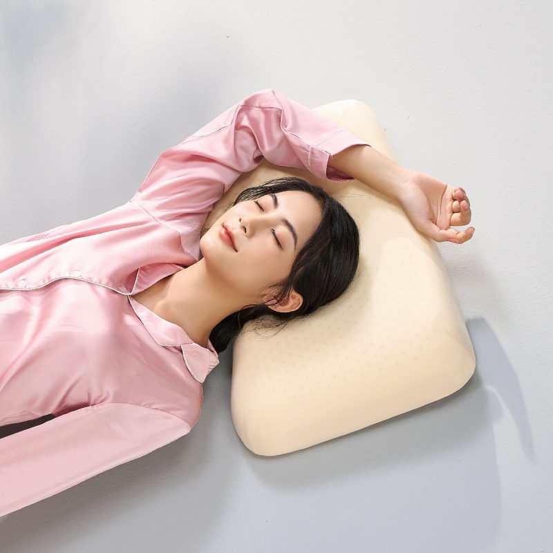 Mẫu nằm thoải mái trên gối cao su