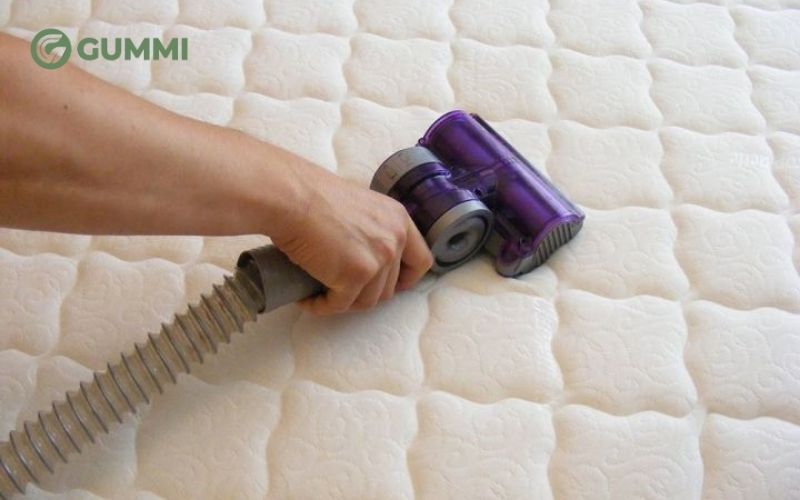 Hướng dẫn cách loại bỏ vết bẩn mới trên nệm cao su