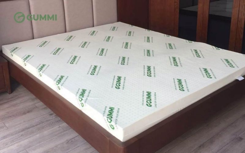 Chọn nệm cao su thiên nhiên Gummi cho phòng ngủ tối giản
