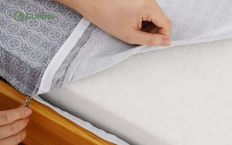 Nên mua nệm cao su hay bông ép? Loại nệm nào tốt hơn? 1 Nệm bông ép có cấu tạo từ 100% sợi polyester ép cách cách nhiệt tạo thành 1 khối vững chắc