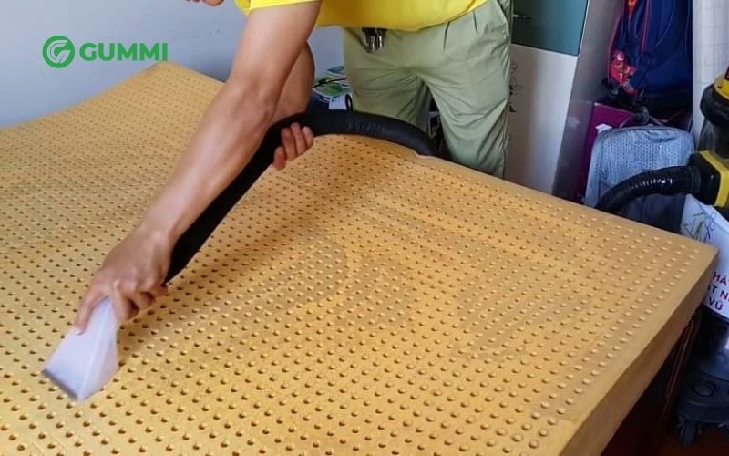 Đặt dịch vụ vệ sinh nệm giúp nệm được làm sạch kỹ và tiết kiệm thời gian