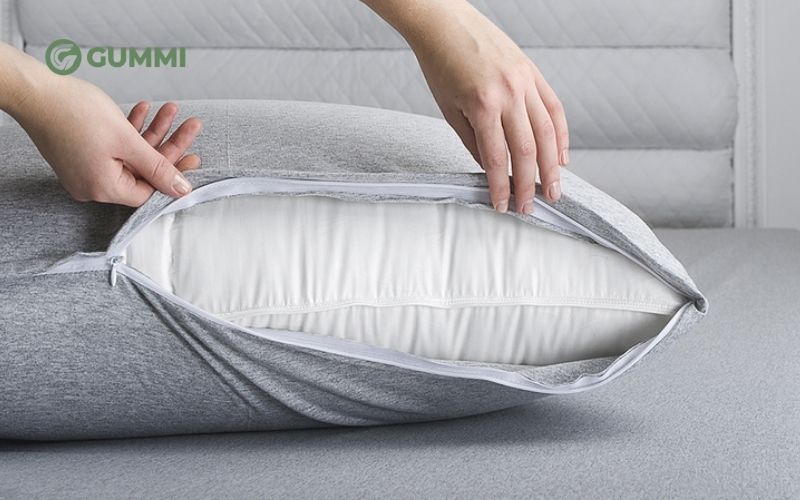 Gỡ bỏ vỏ gối để vệ sinh sạch sẽ giường ngủ