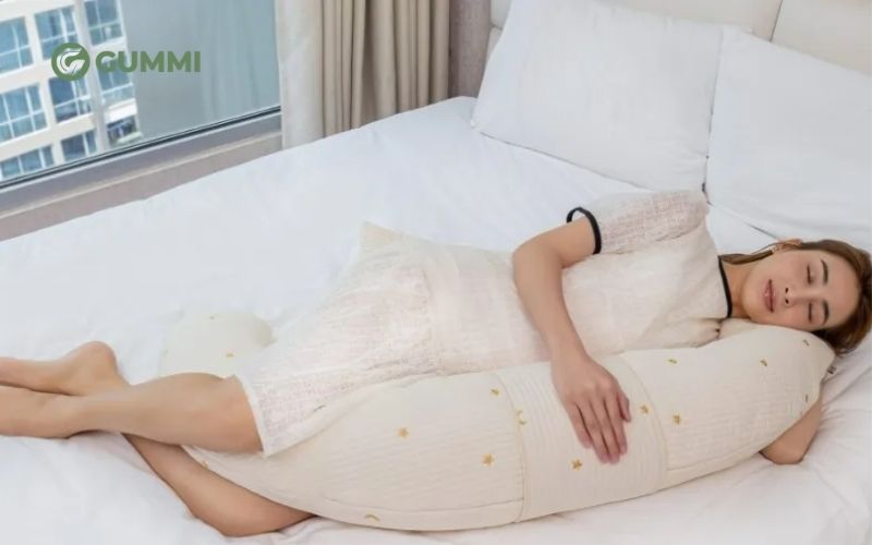 Gối chữ C được xem là trợ thủ giấc ngủ không thể thiếu cho mẹ bầu