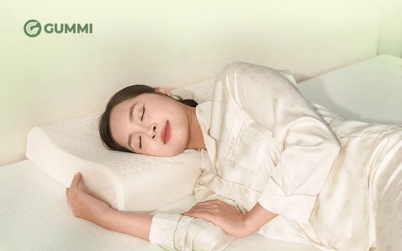 Khi nằm nghiêng, điều quan trọng nhất là giữ cho đầu - cổ - cột sống tạo thành một đường thẳng