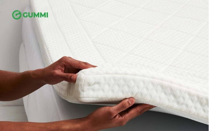 Nệm cao su bị ướt phải làm sao? Cách xử lý nhanh và hiệu quả 4 Nên sử dụng tấm lót bảo vệ nệm để dễ dàng vệ sinh nệm khi có nhu cầu