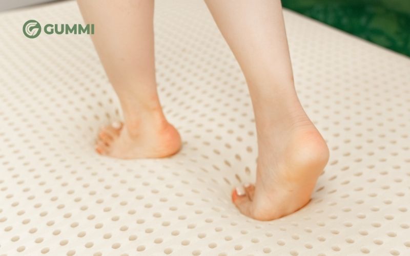 Nệm cao su là gì? Tổng hợp những loại nệm cao su phổ biến 5 Nệm cao su thiên nhiên có thiết kế bề mặt gồm hàng nghìn lỗ thông hơi