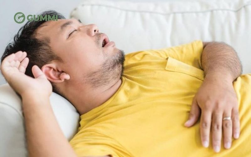 Ngáy ngủ xuất phát từ việc đường không khí giữa thanh quản và mũi họng bị cản trở