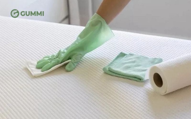 Sử dụng khăn giấy để làm khô nệm