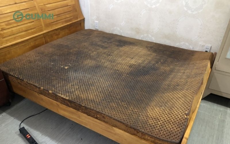 Điểm danh top 8 dấu hiệu nhận biết nên thay nệm cao su mới 1 Vết bẩn và mùi khó chịu là dấu hiệu nhận biết nên thay nệm cao su