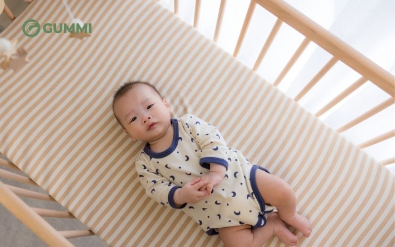 Nệm cho bé trai nên có độ phẳng cao, mặt nệm vững chãi