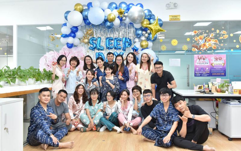 Review công ty Vua Nệm: Môi trường làm việc có phù hợp với người trẻ năng động 2 Vua Nệm có đội ngũ nhân sự dưới 30 tuổi đông đảo, tạo nên một môi trường năng động, cá tính