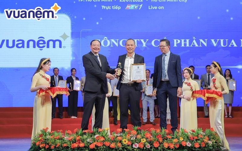 Vua Nệm có uy tín không khi liên tục mở rộng hệ thống showroom? 4 Vua Nệm nhận giải thưởng “Top 10 thương hiệu tín nhiệm hàng đầu châu Á” năm 2025