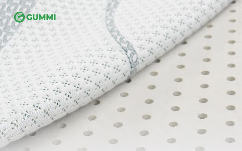 Hệ thống rãnh thông hơi và cấu trúc bọt khí mở giúp nệm luôn thông thoáng, đồng thời vẫn giữ được độ chắc cần thiết để nâng đỡ lưng hiệu quả
