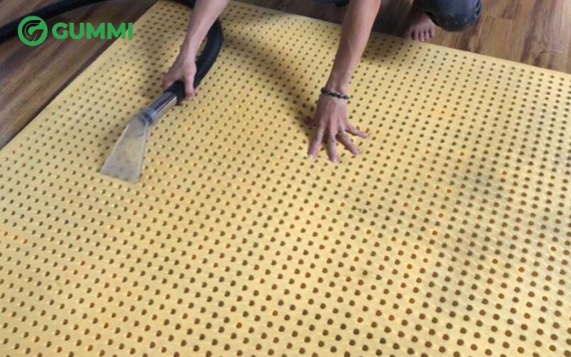 Cách phục hồi nệm cao su tại nhà đơn giản mà hiệu quả 2 Vệ sinh sạch sẽ bề mặt nệm là bước đầu tiên trong cách phục hồi nệm cao su