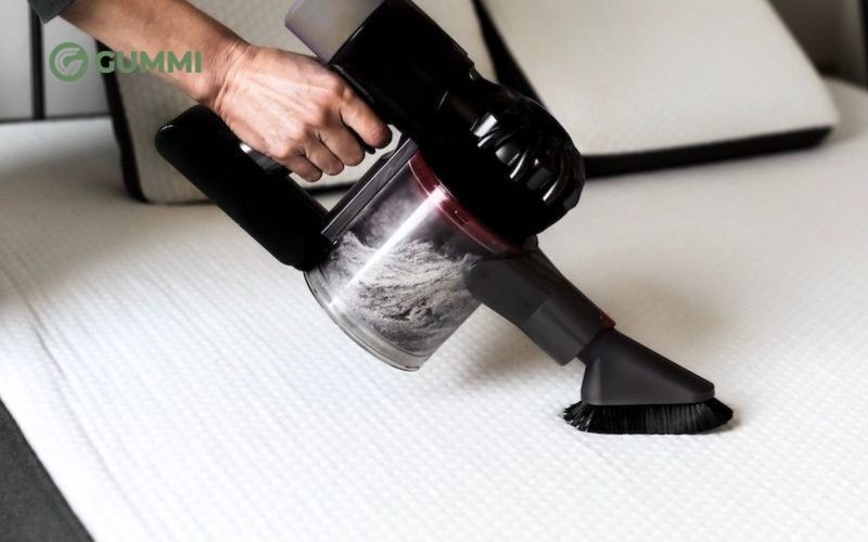 Hướng dẫn vệ sinh nệm cao su tại nhà nhanh chóng, đơn giản 2 Hút những bụi bẩn bám trên bề mặt nệm bằng máy hút