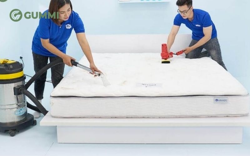 Nếu vết bẩn quá nặng, cân nhắc sử dụng dịch vụ vệ sinh nệm chuyên nghiệp