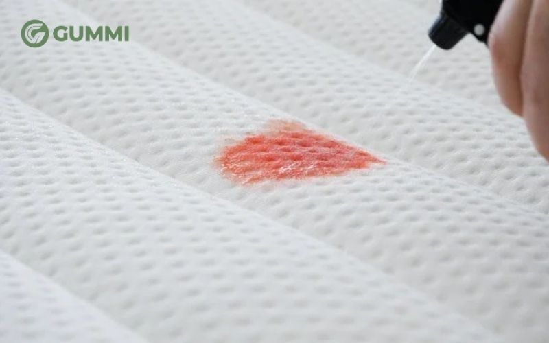 Nguyên tắc xử lí vết máu kinh nguyệt dính nệm