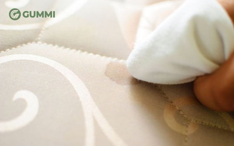 Cách làm sạch máu trên nệm bằng nước lạnh