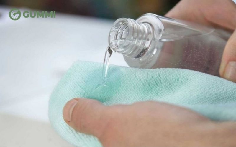 Dùng nước rửa chén pha loãng để tẩy vết máu kinh nguyệt trên đệm