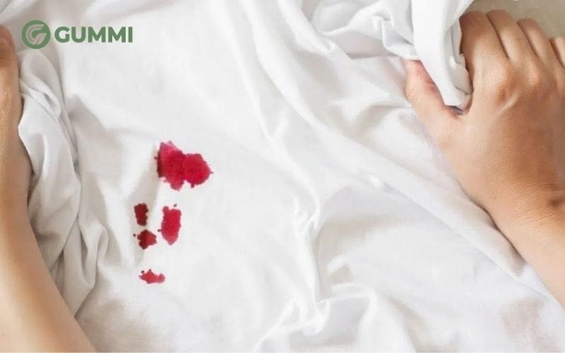 Cách tẩy vết máu kinh nguyệt trên đệm cần phù hợp với chất liệu nệm