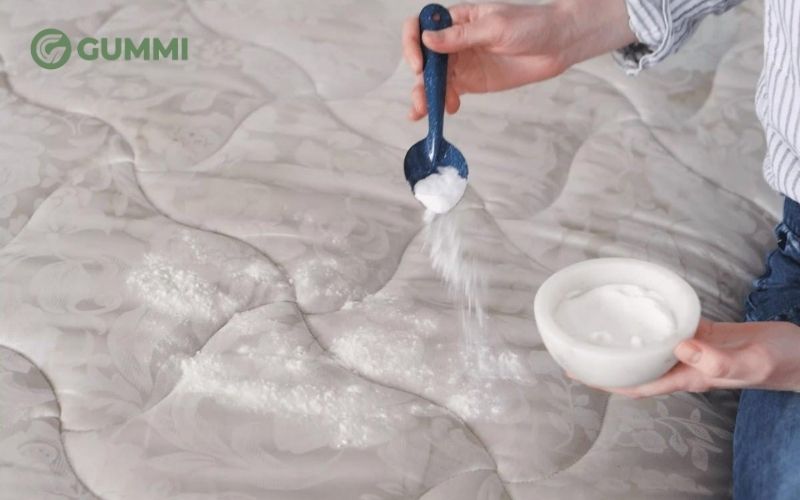 Có thể dùng baking soda để khử mùi sau khi làm sạch nệm