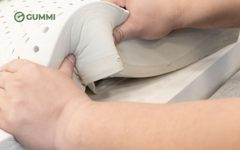 Nệm cao su dày 2cm có cấu tạo gồm một lớp cao su nguyên khối với nhiều lỗ thông hơi nhỏ 