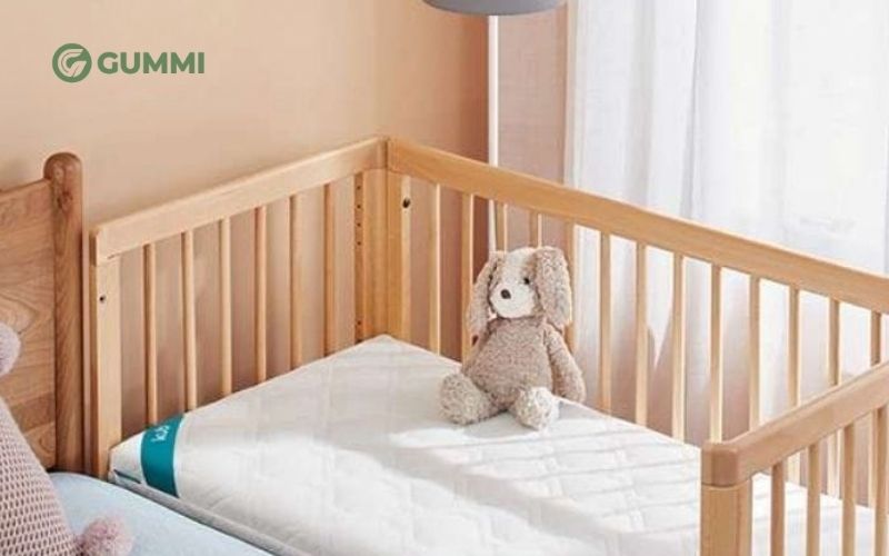 Nệm cần vừa khít với cũi hoặc giường của bé để tránh tạo khoảng trống giữa nệm và thành cũi