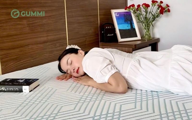 Nằm thử nệm để cảm nhận trước khi đưa ra lựa chọn cuối cùng