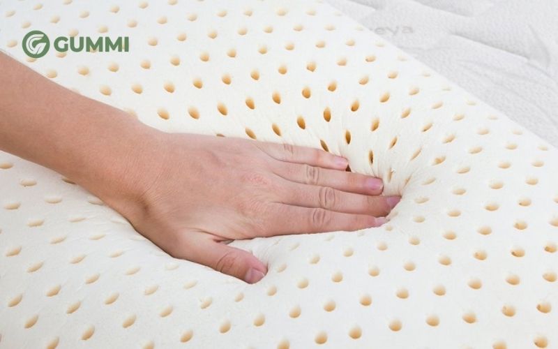 Khi thử nệm, hãy ấn nhẹ tay để kiểm tra khả năng đàn hồi
