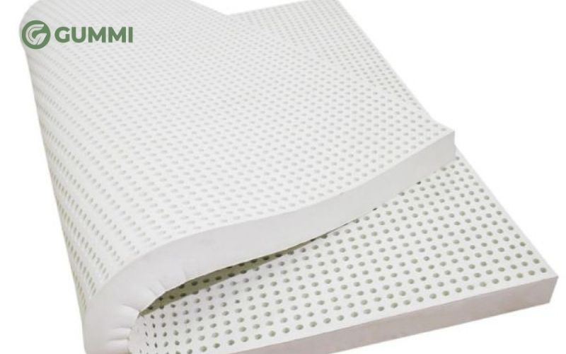 Nệm cao su nhân tạo và cao su tổng hợp: Nên chọn loại nào? 1 Nệm cao su nhân tạo là dòng nệm được sản xuất từ các hợp chất tổng hợp, phổ biến nhất là Polyurethane (PU foam)