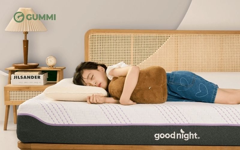 Nệm foam êm ái, độ cứng vừa phải giúp hạn chế đau mỏi khi nằm