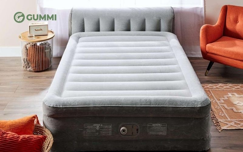 Nệm hơi gấp gọn tiện lợi, thường dùng làm giường phụ hoặc khi đi du lịch