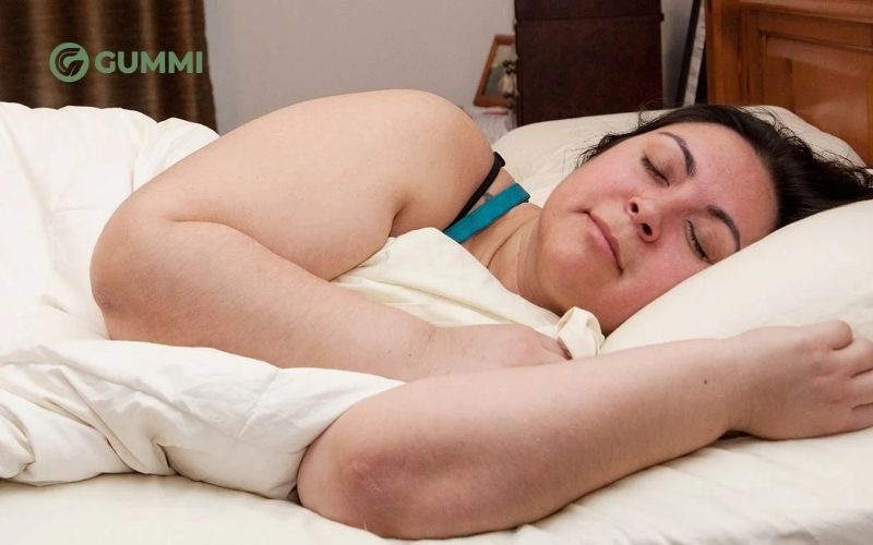 Người thừa cân dễ bị đau lưng khi nằm nệm