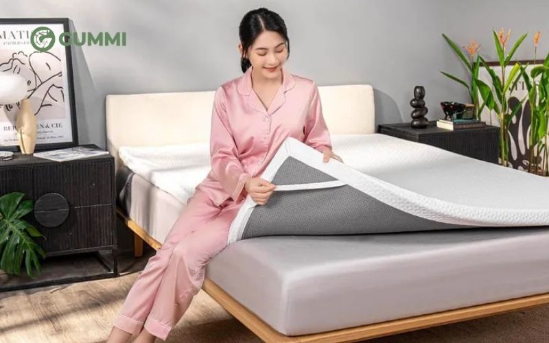 Sử dụng kết hợp thêm topper nệm vừa để tăng độ êm ái vừa để bảo vệ nệm
