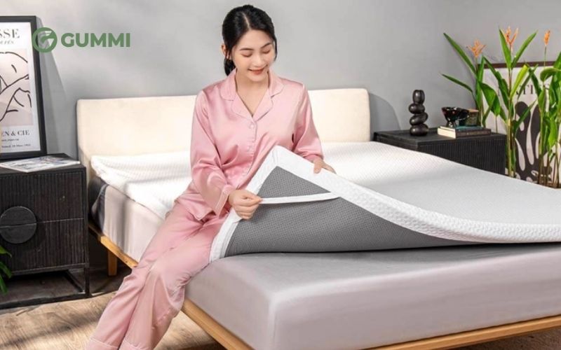Sử dụng topper làm mát là cách hiệu quả khi nằm đệm nóng lưng