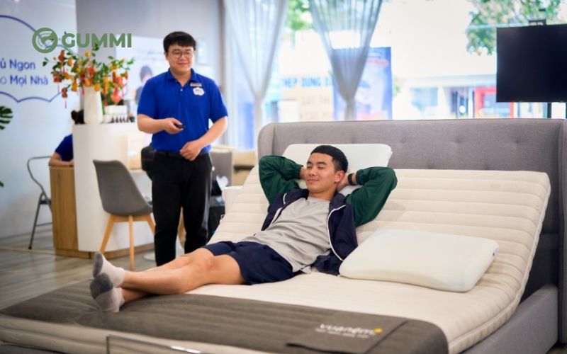 Trải nghiệm nằm thử tại cửa hàng để chọn nệm chuẩn