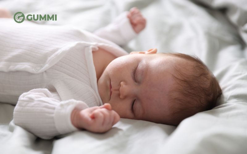 Trẻ sơ sinh nằm nệm được không? Cảnh báo cha mẹ cần biết 3 Trẻ sơ sinh 0-3 tháng tuổi ưu tiên bề mặt cứng, phẳng tuyệt đối