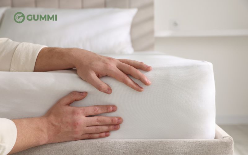 Trẻ sơ sinh nằm nệm được không? Cảnh báo cha mẹ cần biết 7 Kiểm tra độ cứng nệm khi cho trẻ sơ sinh nằm